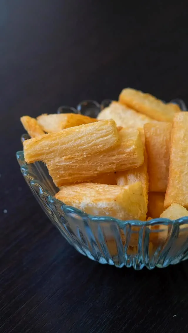Porção de mandioca frita